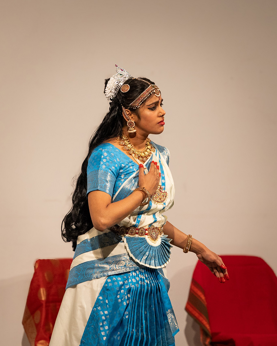 2%20Brahma%20hat%20seine%20Gattin%20tief%20verletzt%20kl.