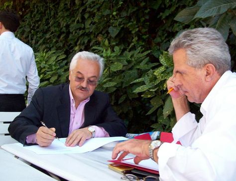 Herr Senail Özkan während einer kurzen Pause im „bahçe“ (Garten) des „Yeşil Ev“ (Grünes Haus) in Istanbul